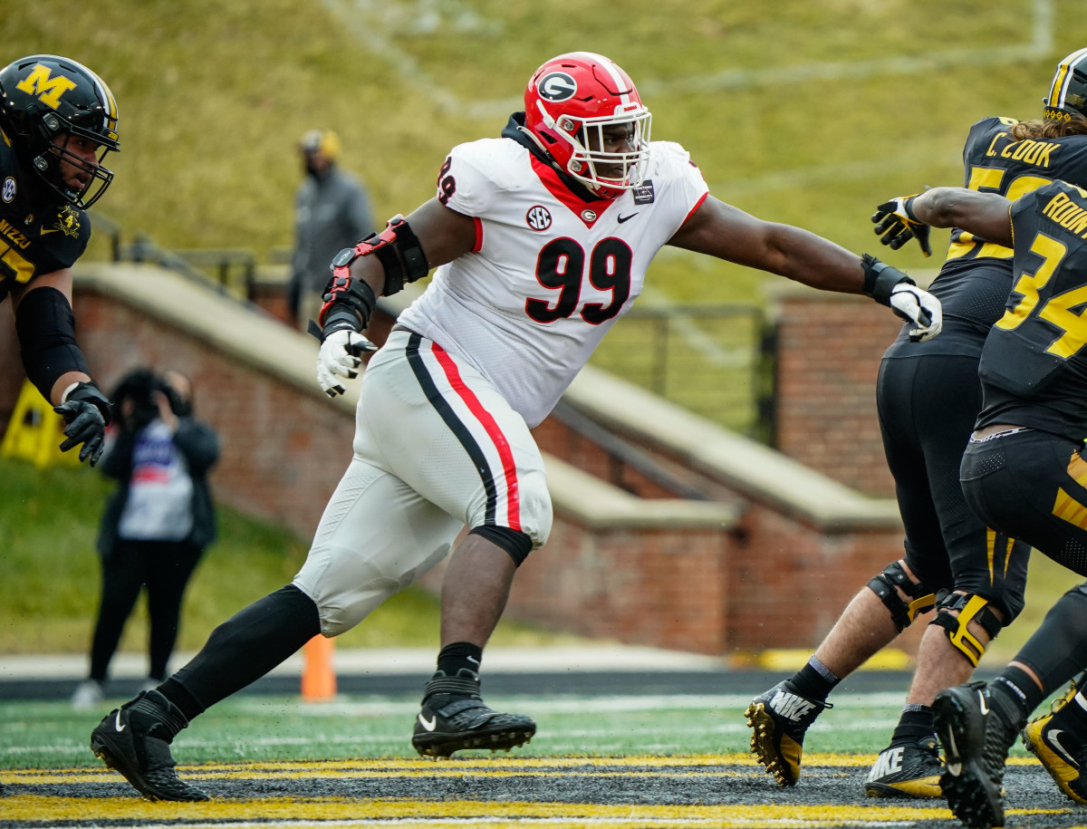 Jordan Davis is a big man that plays with speed and power. He's very difficult to be blocked.